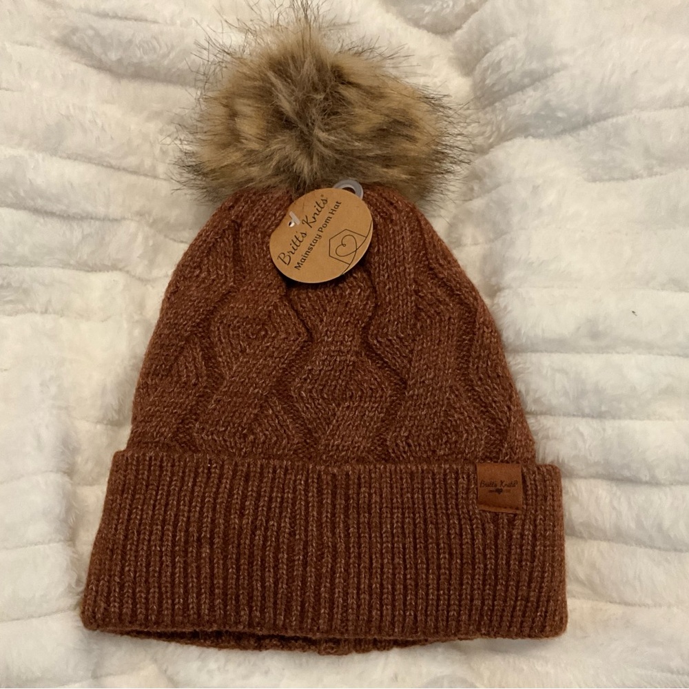 Cable & Gauge Women's Brown Knit Hat with Faux Fur Pom